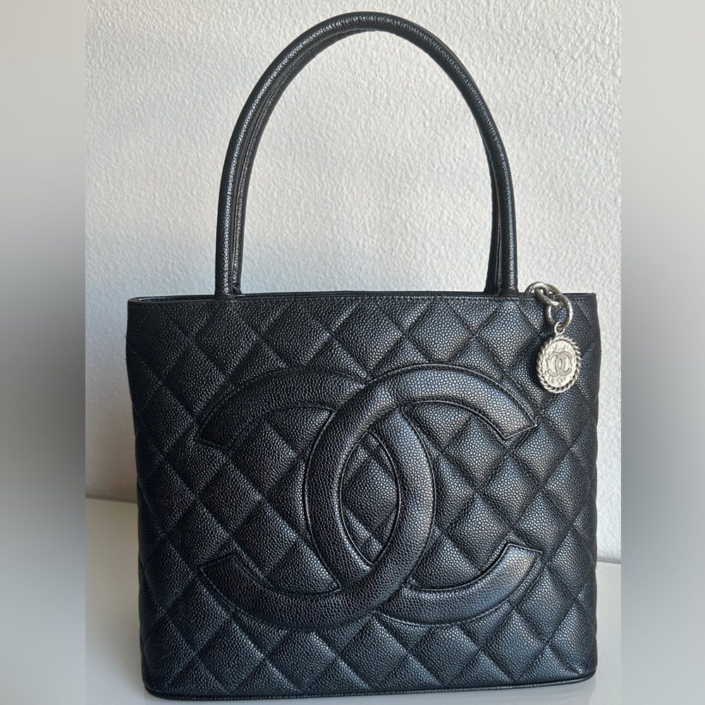 Medallion in Caviar leather